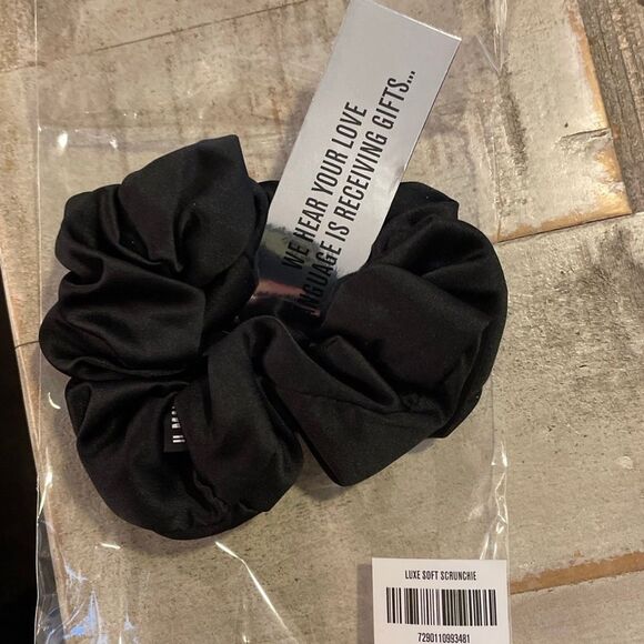 IL Makiage Black Luxe Satin Scrunchie! - Picture 4 of 4